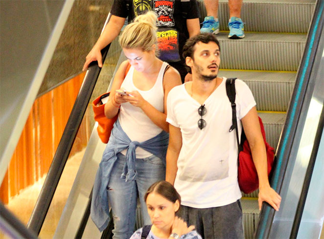 Cheia de estilo, Lua Blanco passa tarde no shopping com seu namorado