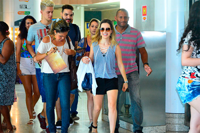 Lucas Lucco dá selinho na mãe ao embarcar em em aeroporto carioca