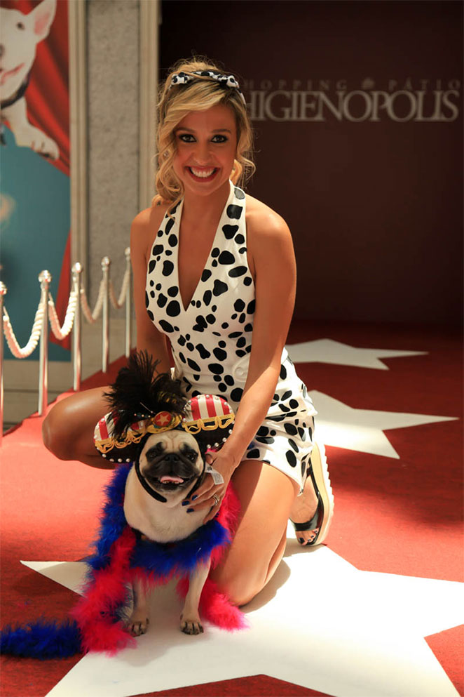 Luisa Mell confere concurso de fantasias de Carnaval para cães