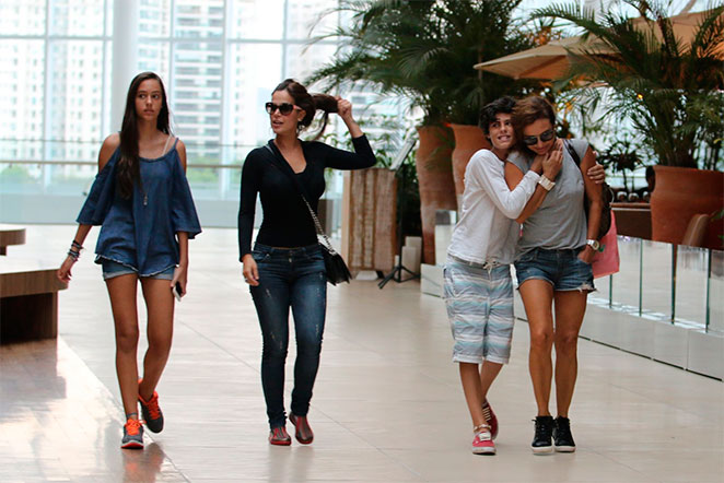 Roberta Portella e Luiza Thomé almoçam e vão às compras juntas