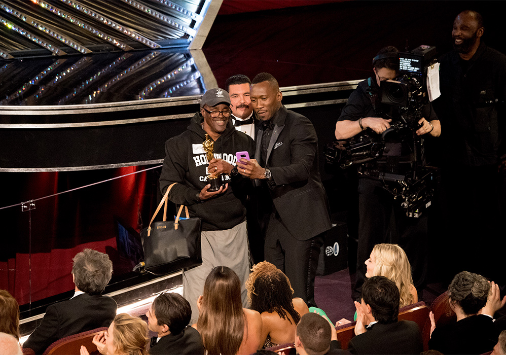 Mahershala Ali posa para selfie com turistas que foram levados de surpresa à cerimônia do Oscar 