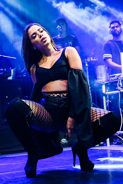 Anitta sensualiza em ensaio com convidadas especiais