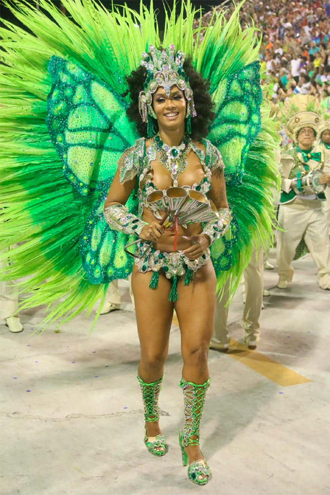 Trânsito faz Milena Nogueira chegar em cima da hora do desfile