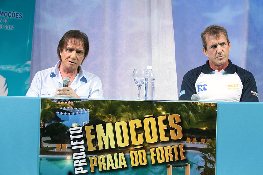 Na Bahia, Roberto Carlos conversa com jornalistas e fãs