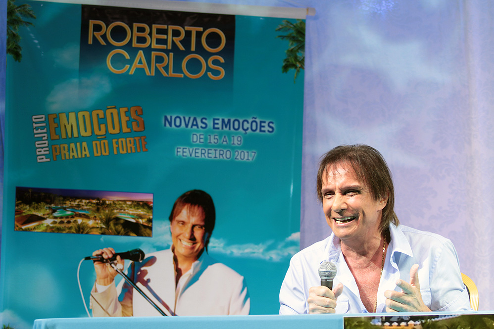 Na Bahia, Roberto Carlos conversa com jornalistas e fãs