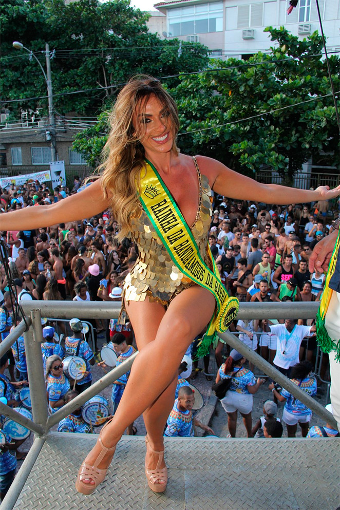 De vestido curto, Nicole Bahls deixa pernas à mostra em Bloco, no Rio