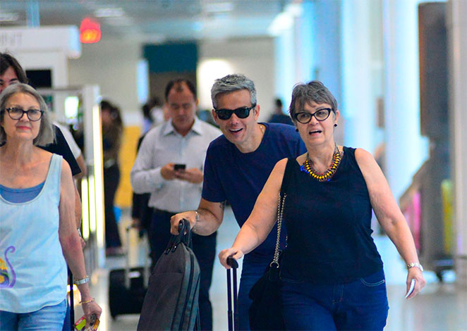 Otaviano Costa brinca com paparazzi em aeroporto