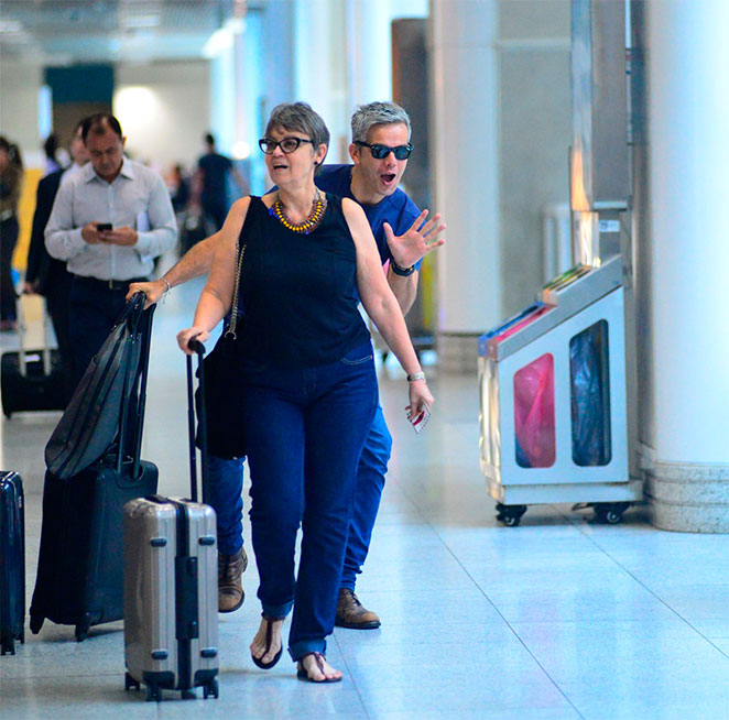 Otaviano Costa brinca com paparazzi em aeroporto