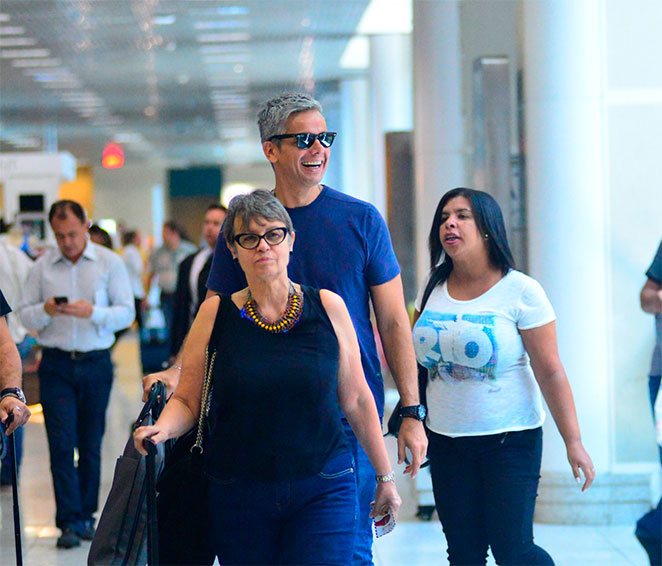 Otaviano Costa brinca com paparazzi em aeroporto