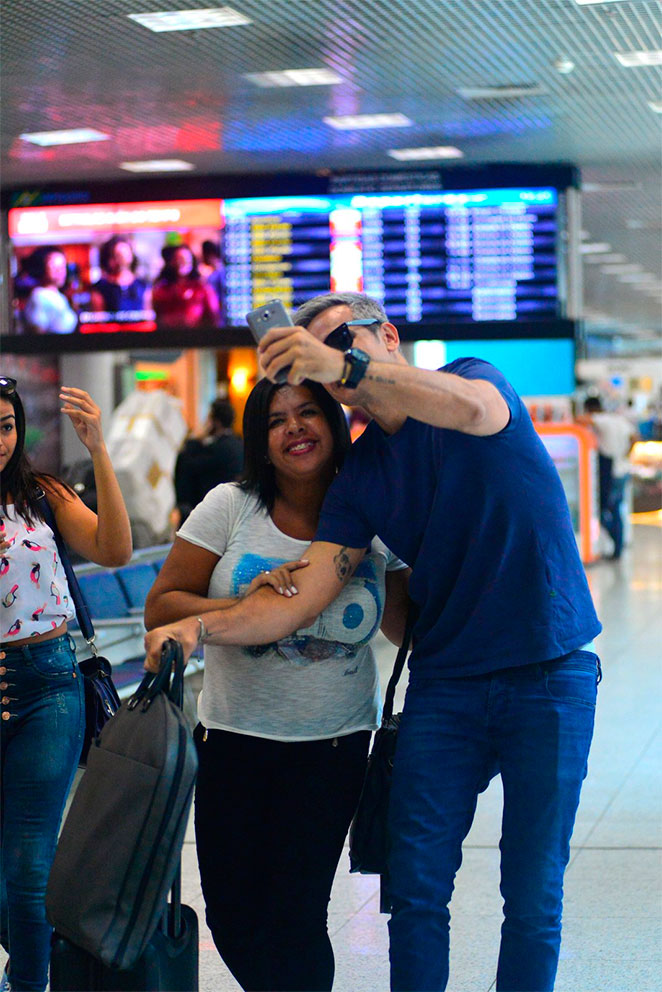 Otaviano Costa brinca com paparazzi em aeroporto