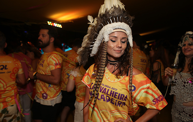 Paula Fernandes curte a folia pernambucana com ex Tatá Werneck