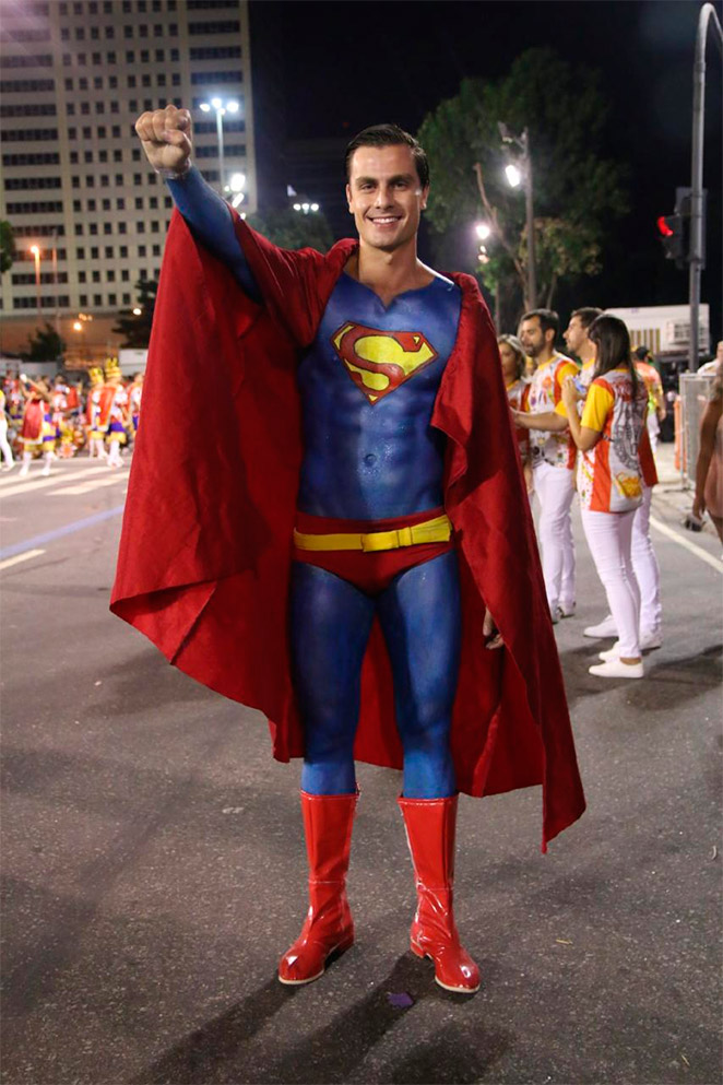 Fantasiado de Super-Homem, Paulo Dalagnoli confere o desfile da Viradouro