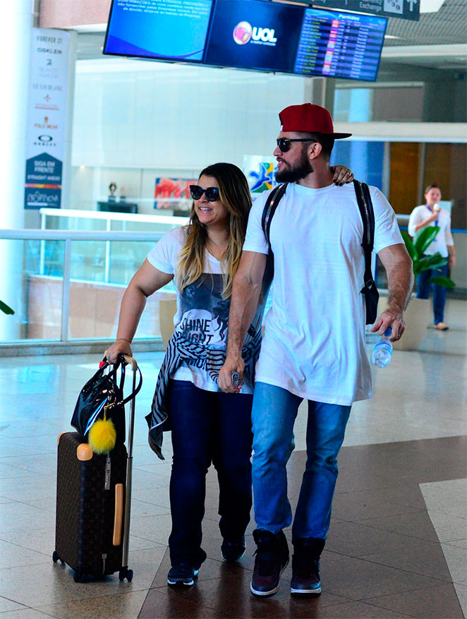  Preta Gil e Rodrigo Godoy esbanjam estilo ao embarcar no Rio de Janeiro