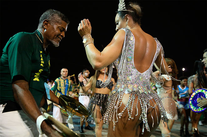 Priscila Santtana promete desfilar seminua na avenida