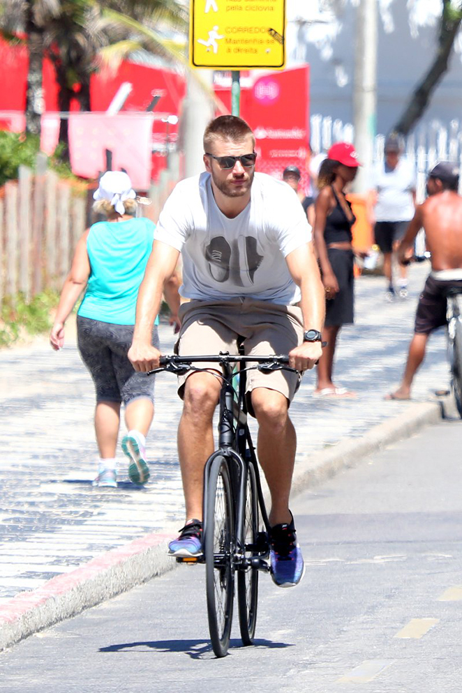 Rodrigo Hilbert pedala na orla carioca 