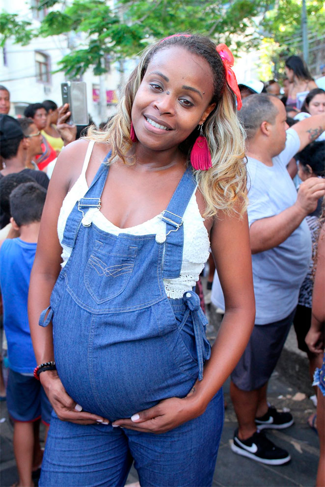 Roberta Rodrigues exibe barrigão de grávida no Vidigal