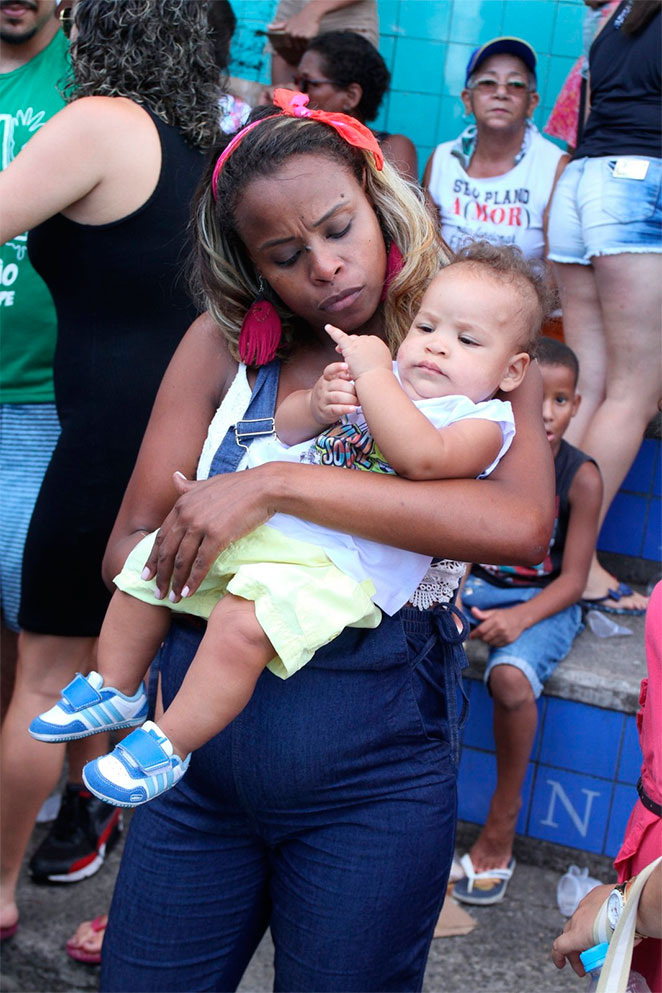 Roberta Rodrigues exibe barrigão de grávida no Vidigal