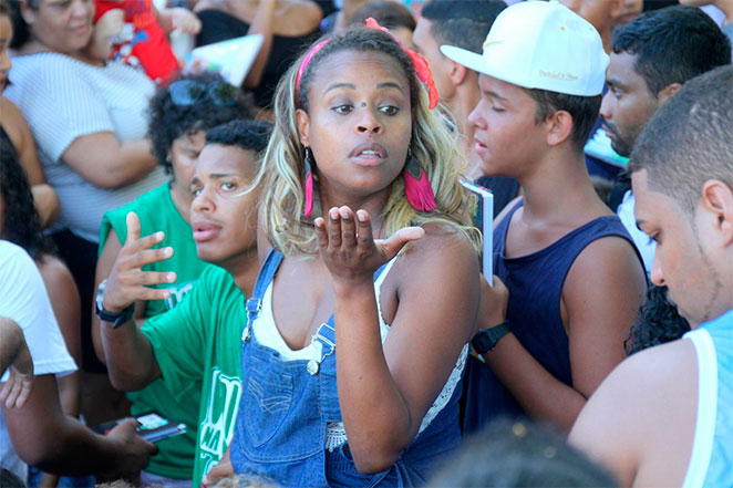 Roberta Rodrigues exibe barrigão de grávida no Vidigal