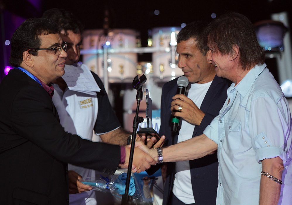 Roberto Carlos entrega prêmio aos vencedores do karaokê