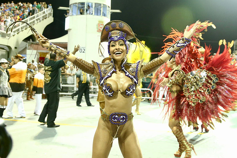 Sabrina Sato se atrasou para o desfile, mas mesmo assim arrasou