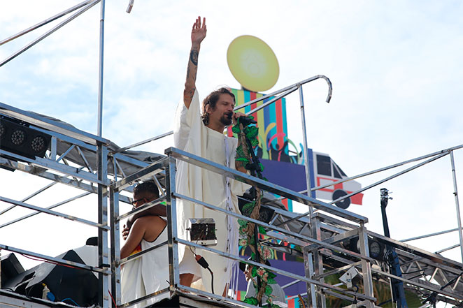 Saulo Fernandes comanda trio em Salvador e anima o Carnaval na Bahia