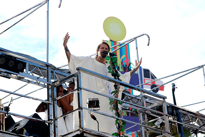 Saulo Fernandes comanda trio em Salvador e anima o Carnaval na Bahia