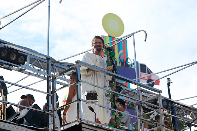 Saulo Fernandes comanda trio em Salvador e anima o Carnaval na Bahia