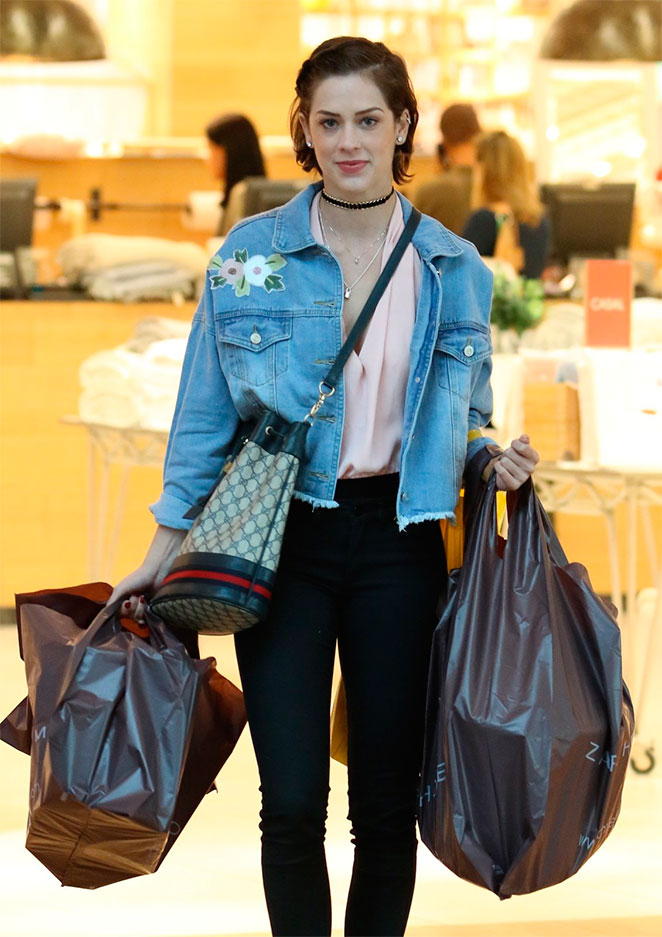 Sophia Abrahão esbanja estilo em dia de compras no shopping
