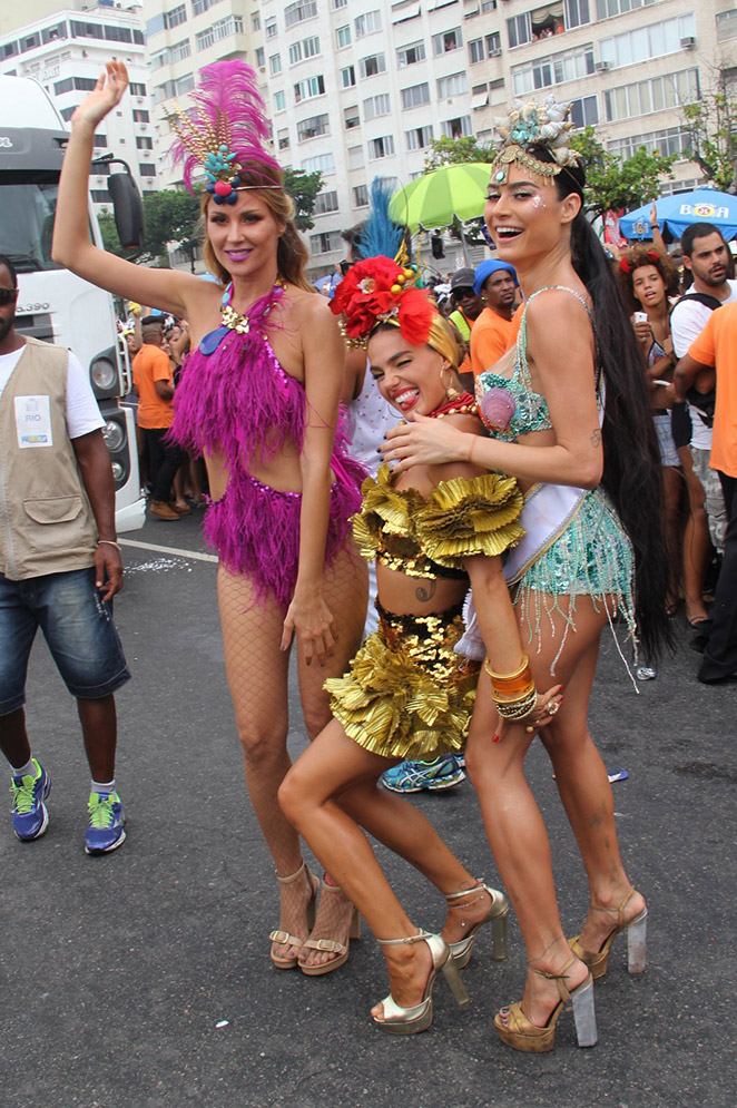 Thaila Ayala ‘reverencia’ Isis Valverde dia de folia