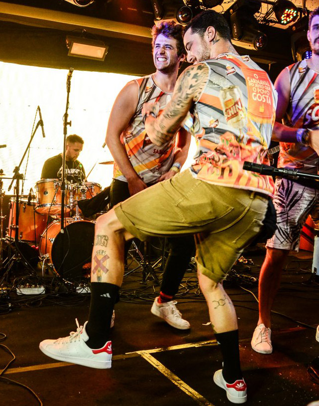 Felipe Titto se joga na dança durante a folia em Salvador