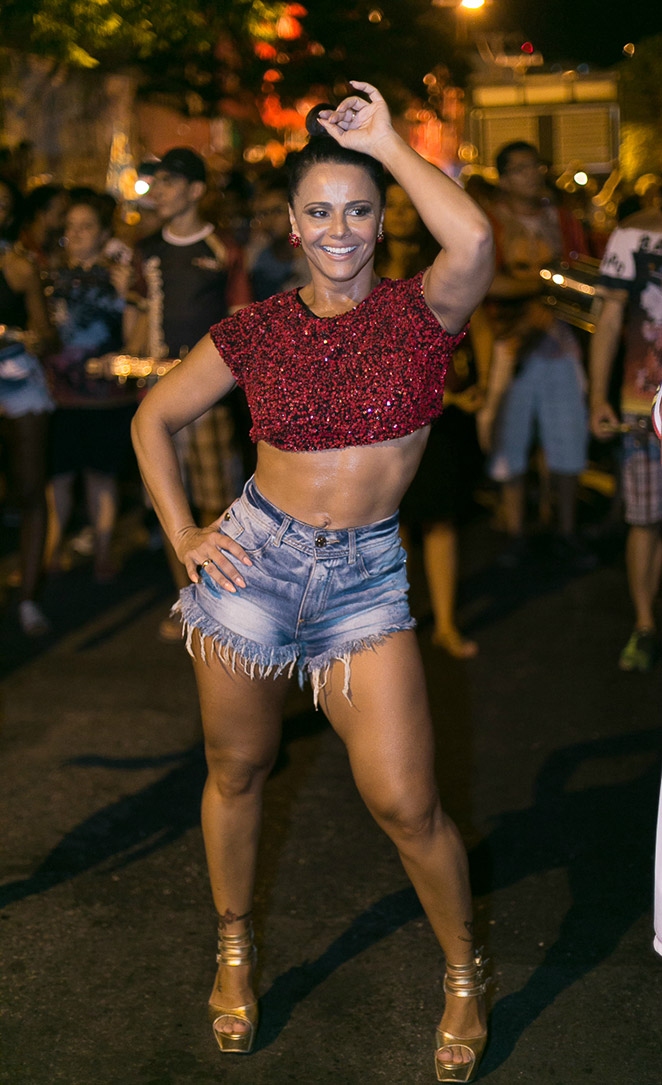 Viviane  Araújo samba de shortinho em ensaio de rua