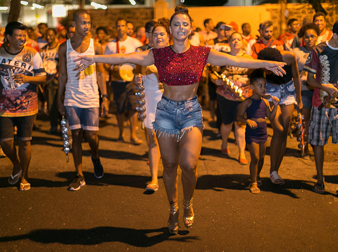 Viviane  Araújo samba de shortinho em ensaio de rua