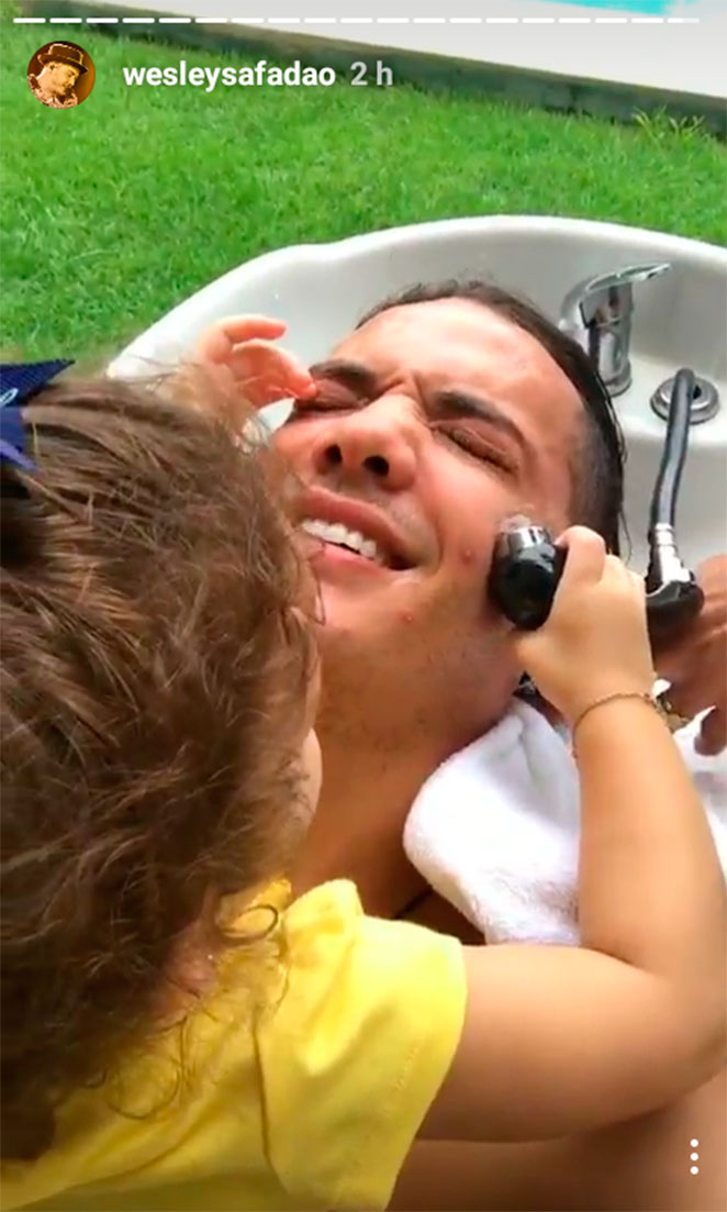 Wesley Safadão tem os cabelos 'lavados' pela própria filha
