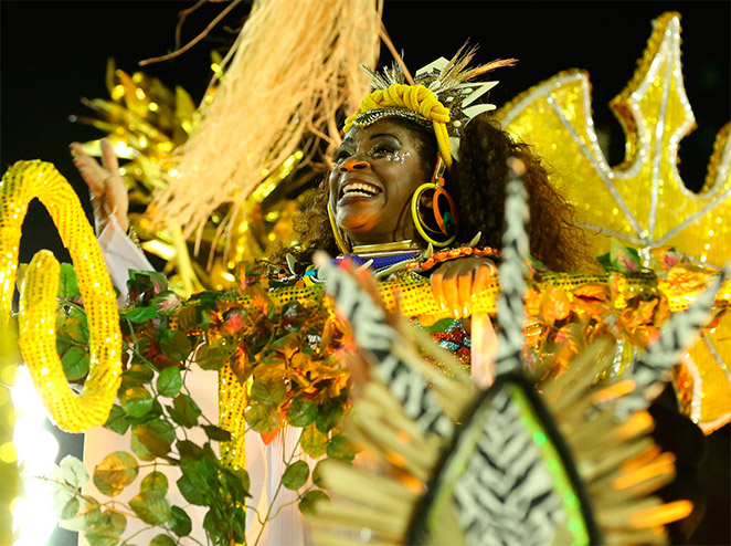 Zezé Motta brilha em desfile da Acadêmicos do Sossego