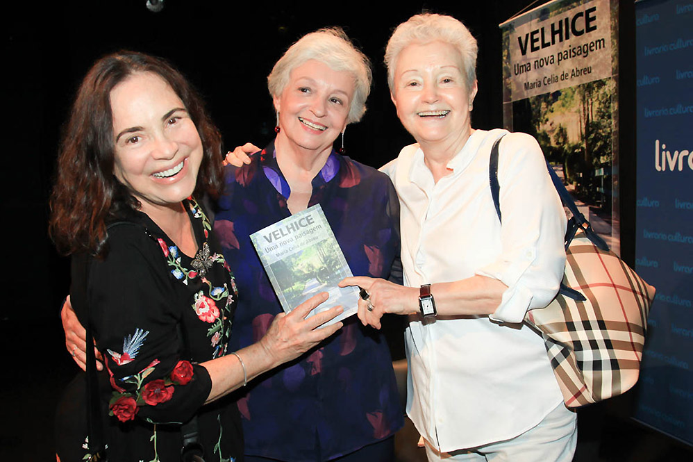 Regina Duarte e famosas vão a lançamento de livro