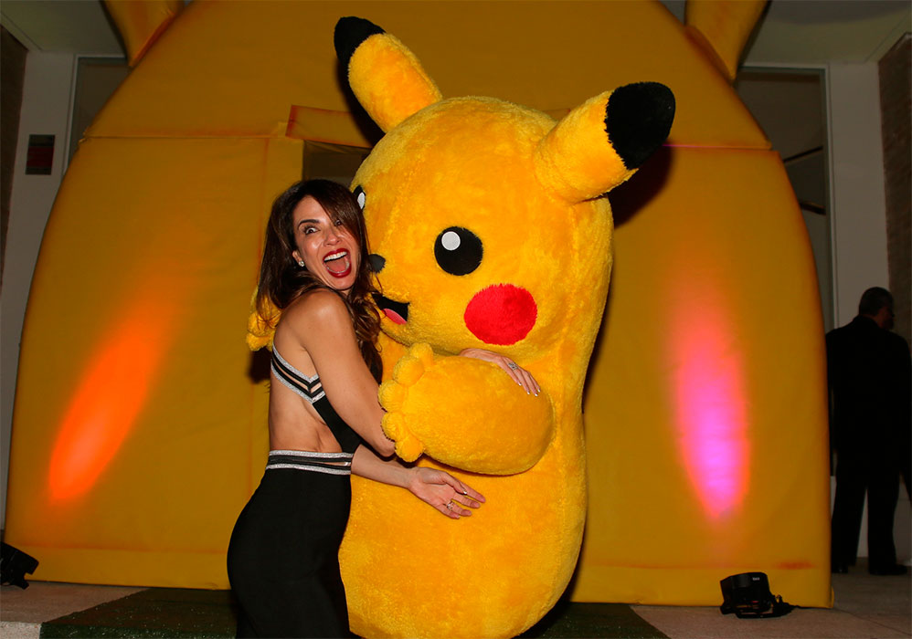 Luciana Gimenez organizou a festa de seis anos do filho Lorenzo, em São Paulo. O tema escolhido foi o Pokémon e a apresentadora da RedeTV! deu um chega mais no Pikachu, personagem famoso da animação