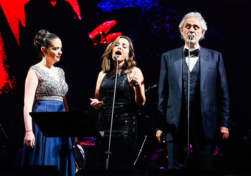 15 – Novamente, Anitta apareceu cantando com grandes nomes da música. Dessa vez cantou com Andrea Bocelli. Entrou ao palco sendo vaiada e as calou ao som de Somewhere Over The Rainbow. Mesmo o público sendo de música clássica, a gata não se intimidou e fez um bom trabalho!