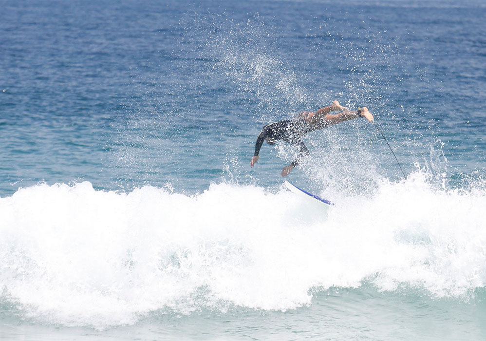 Cauã Reymond mostra que também possui talento para o surfe, no Rio de Janeiro