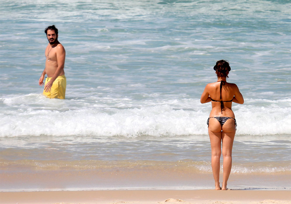 Bianca Bin esteve na praia com namorado