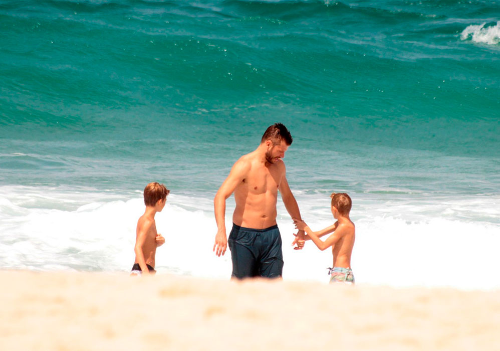 Rodrigo Hilbert entrou no mar com os filhos, João e Francisco