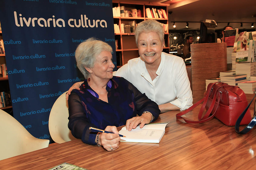 Regina Duarte e famosas vão a lançamento de livro