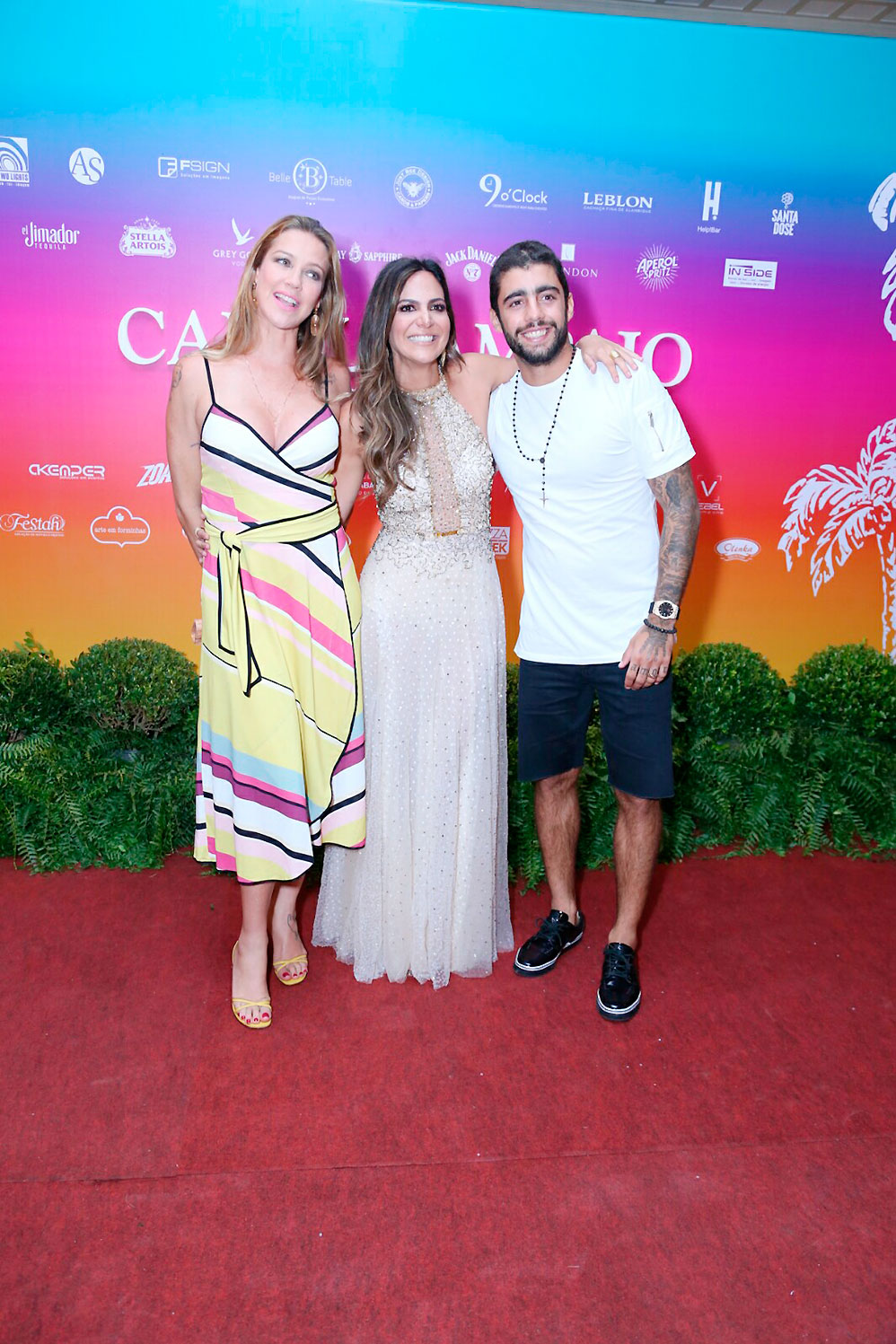 Carol Sampaio recebe celebridades em sua festa de 35 anos