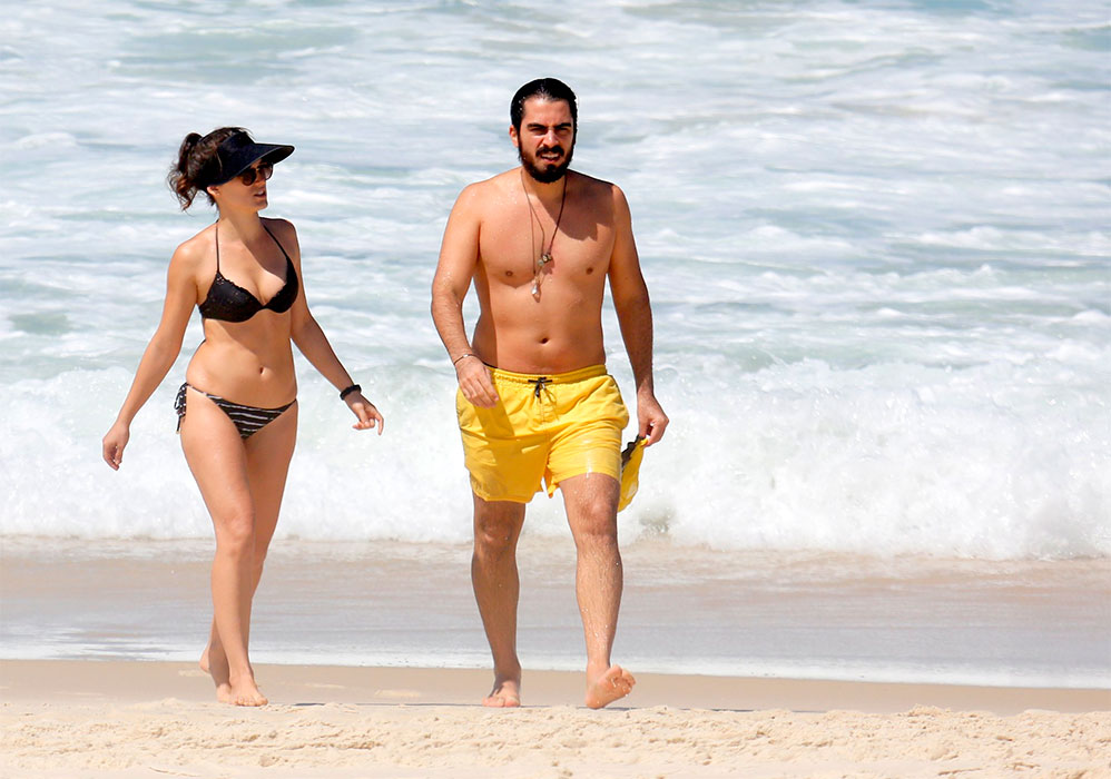 Bianca Bin e o namorado na praia