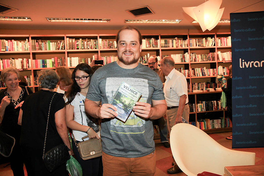 Regina Duarte e famosas vão a lançamento de livro