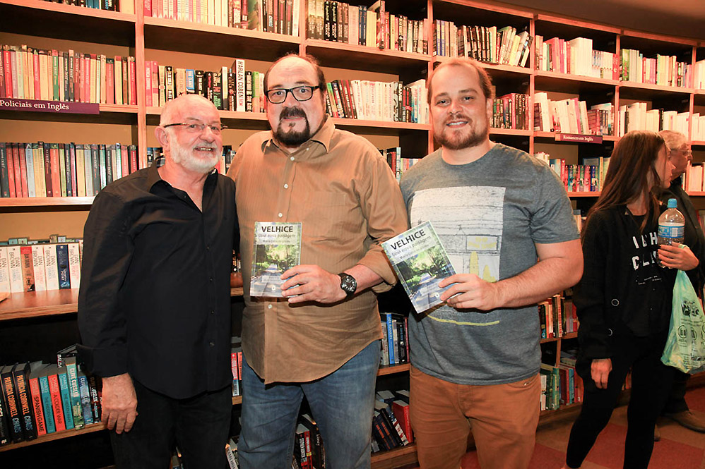 Regina Duarte e famosas vão a lançamento de livro