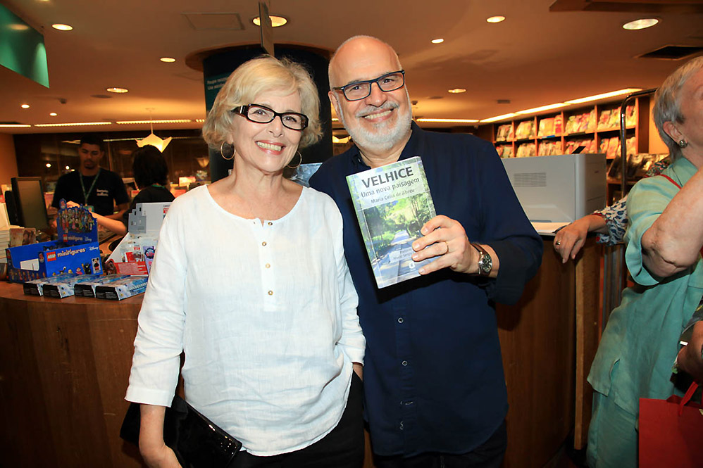 Regina Duarte e famosas vão a lançamento de livro