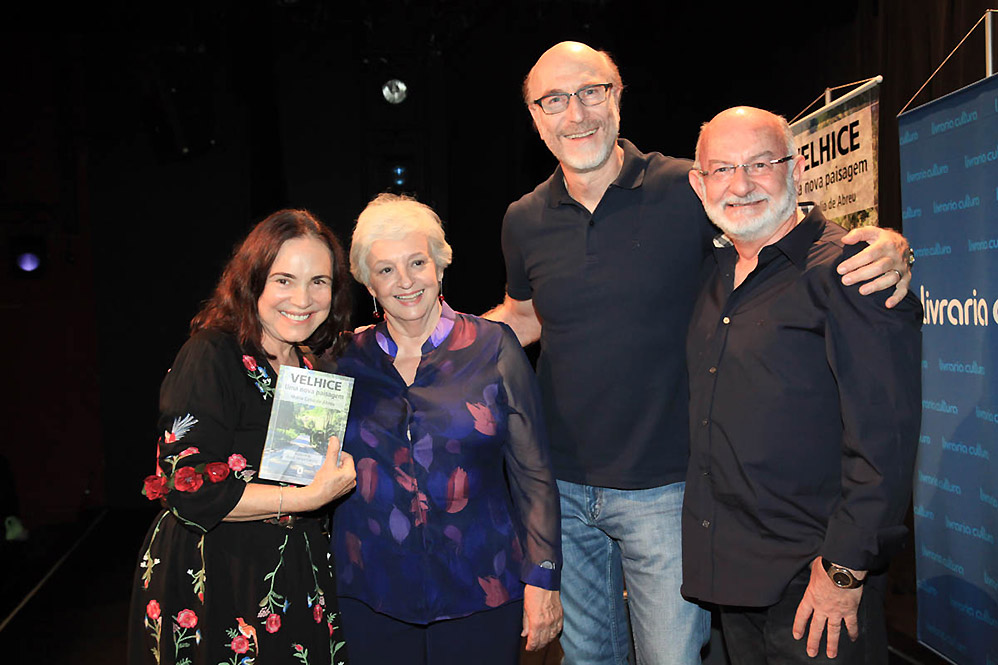 Regina Duarte e famosas vão a lançamento de livro