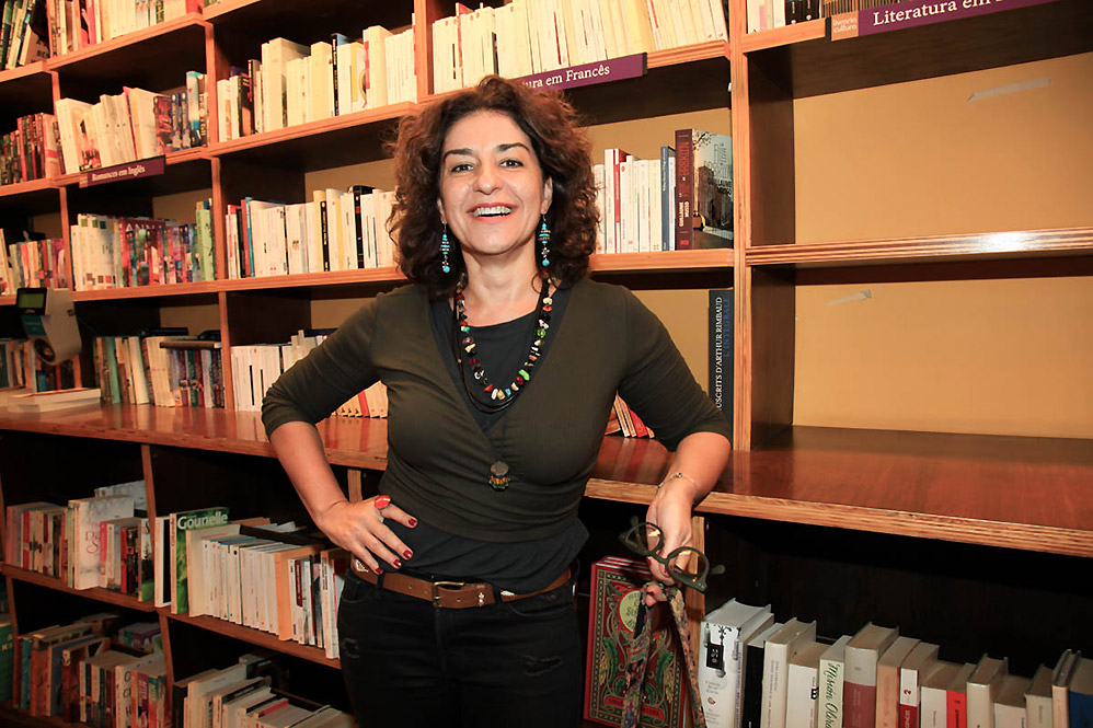 Regina Duarte e famosas vão a lançamento de livro