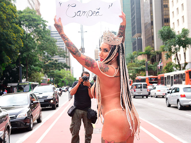 Sabrina Boing Boing paga promessa e fica nua na Paulista