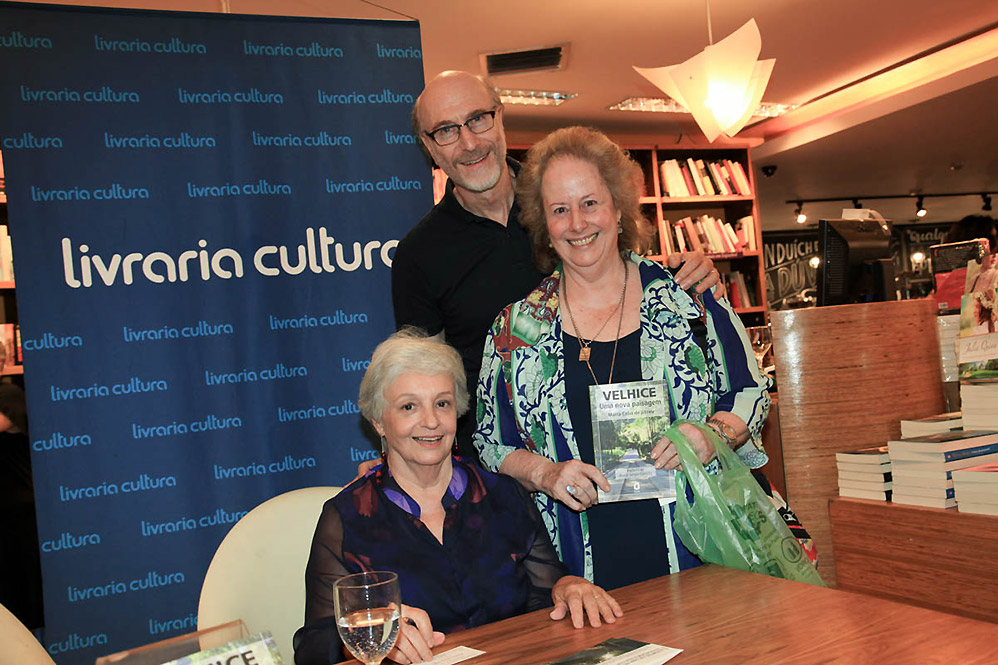 Regina Duarte e famosas vão a lançamento de livro